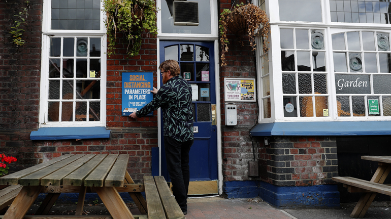 Βρετανία: Επαναλειτουργούν από σήμερα παμπ, ξενοδοχεία, εστιατόρια, κομμωτήρια, κινηματογράφοι και μουσεία