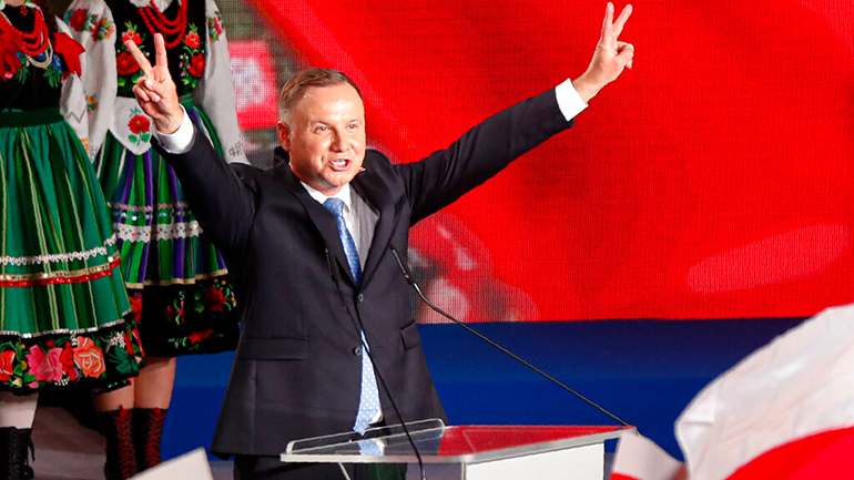 Πολωνία: Ο απερχόμενος πρόεδρος θέλει να εγγράψει στο Σύνταγμα την απαγόρευση της υιοθεσίας από ζευγάρια ομοφύλων