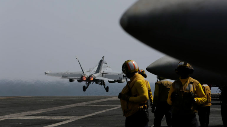 Αμερικανικά αεροπλανοφόρα στη Νότια Σινική Θάλασσα κατά τη διάρκεια κινεζικών στρατιωτικών ασκήσεων