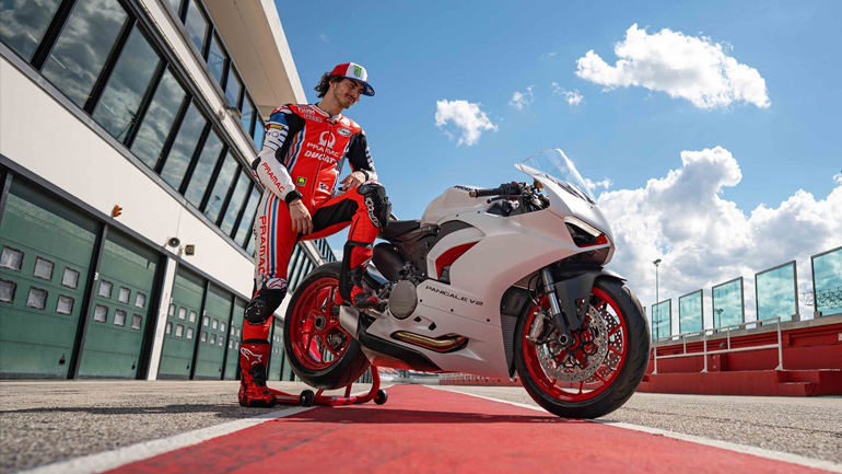 Ducati Panigale V2 White Rosso: Στα χέρια του Pecco Bagnaia! 