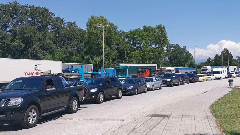 Ουρά 10 χλμ. σχηματίζουν τα αυτοκίνητα στον Προμαχώνα