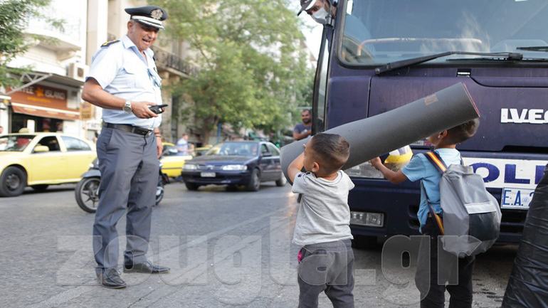 Αποχωρούν πρόσφυγες και μετανάστες από την πλατεία Βικτωρίας – Τους μεταφέρουν στο Σχιστό