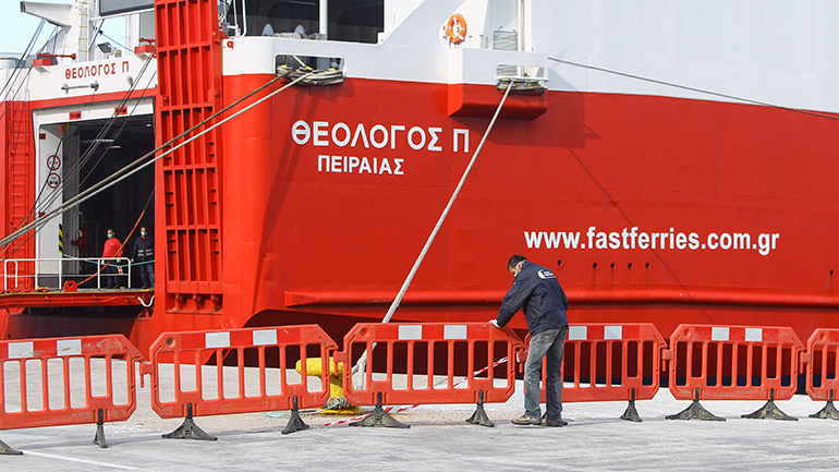 Μηχανική βλάβη στο πλοίο «Θεολόγος» νότια της Καρύστου – Πλέει προς Ραφήνα