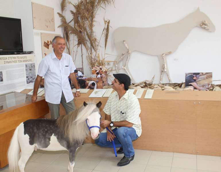 Με τα οστά, ηλικίας εκατομμυρίων ετών, των προγόνων τους!