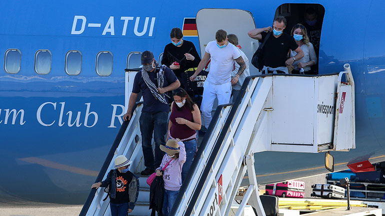 Θέμα χρόνου η μεταφορά της τουρίστριας από την Ρουμανία σε ξενοδοχείο Covid