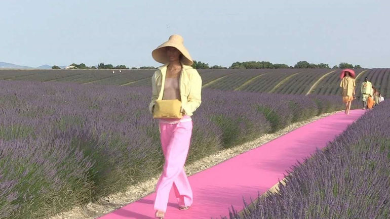 Δείτε το εμβληματικό show του Jacquemus στην Προβηγκία