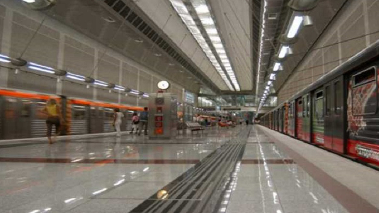 Άνδρας έπεσε στις ράγες του μετρό στο “Νομισματοκοπείο” – Ανασύρθηκε τραυματισμένος