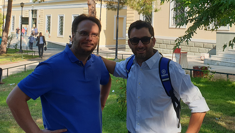 Με τον Σωτήρη Βουτσελά από τη Θεσσαλονίκη μας χώριζε μία δικαστική διαμάχη. Τελικά, μετά από αμοιβαίες υποχωρήσεις και κατανοήσεις η κοινή απόφαση ήταν απλή. Να κοιτάξουμε μπροστά και να αλλάξουμε την εικόνα του χώρου μας που πλήττεται. Και όπως καταλάβατε αυτό θα κάνουμε και το δείχνουμε!