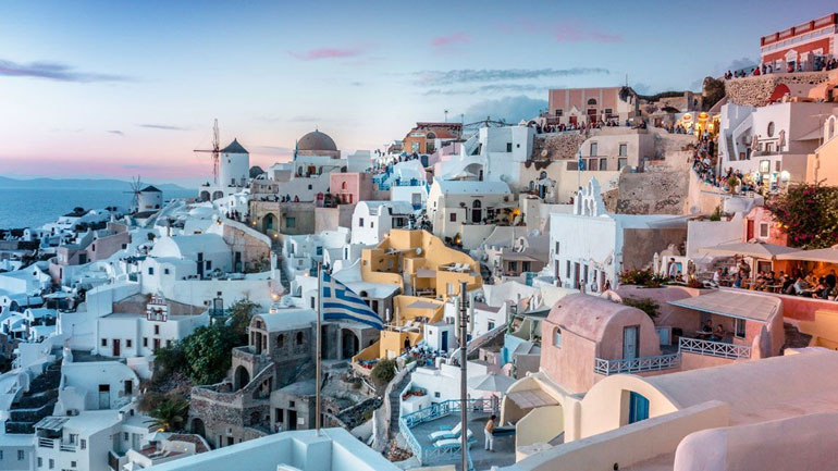 «Χρυσή ευκαιρία για τους Έλληνες να επισκεφτούν φέτος τη Σαντορίνη»