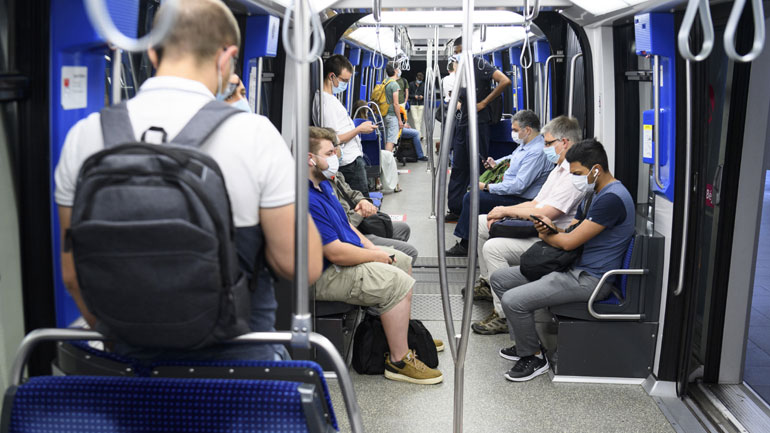 Ελβετία: Οι επιβάτες υποχρεούνται πλέον να φορούν μάσκες στα μέσα μαζικής μεταφοράς
