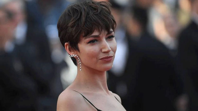 Ursula Corbero: Η «Tokyo» του «La Casa De Papel» μιλά ελληνικά και ποζάρει σαν αρχαία θεά