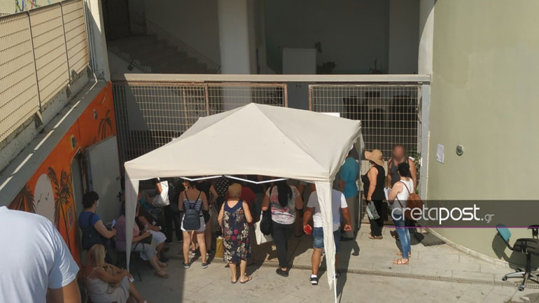 Ουρές, λιποθυμίες και εντάσεις στο Κέντρο Κοινότητας Ηρακλείου