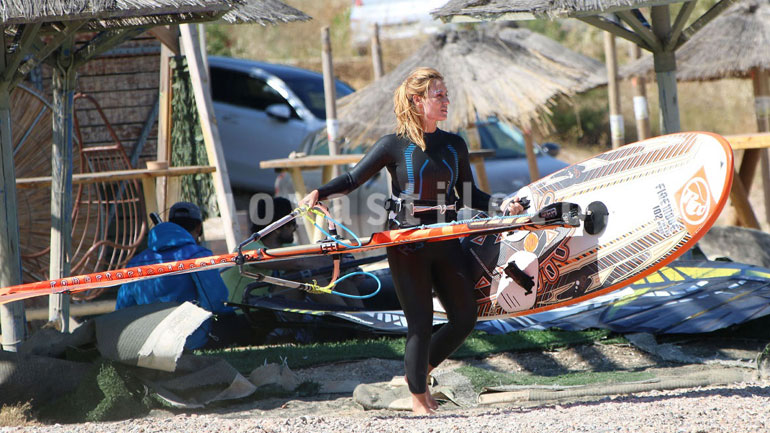 Ελεονώρα Μελέτη: Για windsurfing στην Ανάβυσσο!