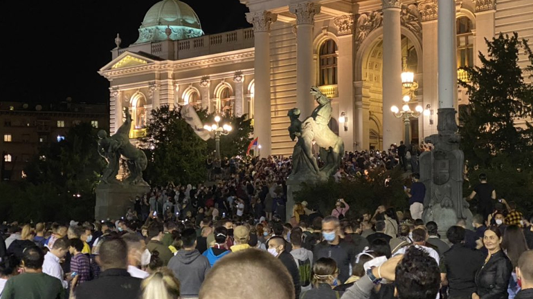 Σερβία: Διαμαρτυρίες κατά των μέτρων απαγόρευσης της κυκλοφορίας – Διαδηλωτές εισέβαλαν στη Βουλή
