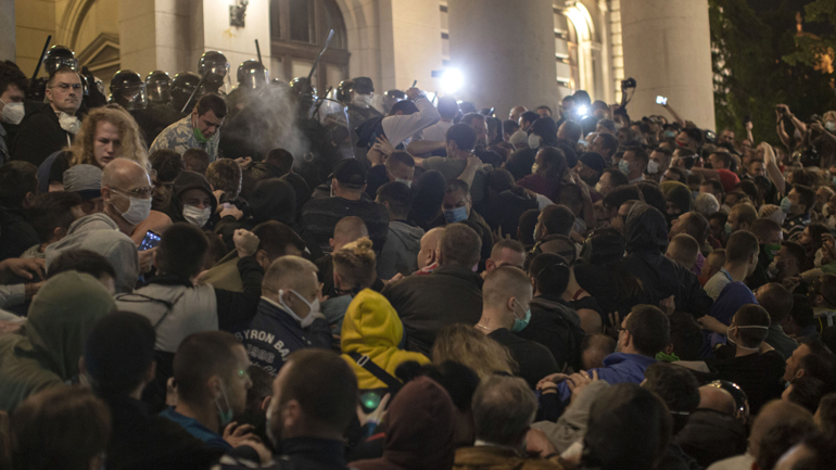 Σερβία: Επεισόδια στις διαδηλώσεις σε Βελιγράδι και Νόβισαντ