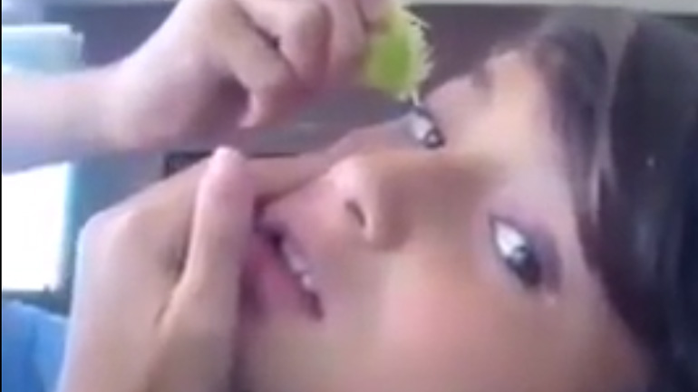 Κορίτσι βάζει λεμόνι στο μάτι του