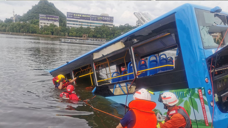 Tραγωδία στην Kίνα: Λεωφορείο με μαθητές έπεσε από γέφυρα – 21 νεκροί Tραγωδία στην Kίνα: Λεωφορείο με μαθητές έπεσε από γέφυρα – 21 νεκροί