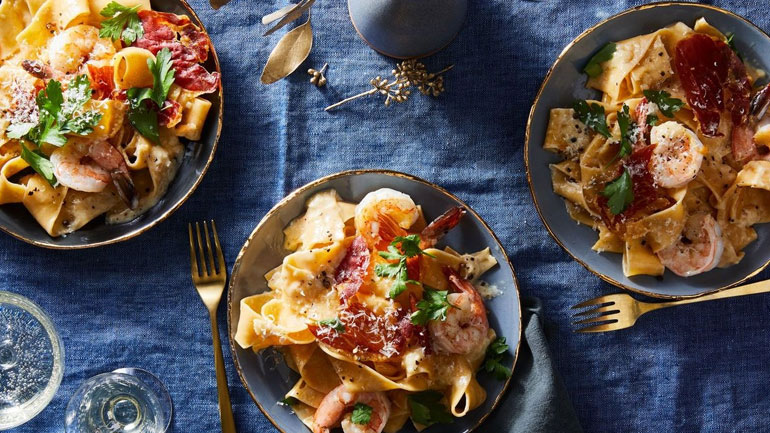 Φτιάξτε λαχταριστές παπαρδέλες με γαρίδες σε μόλις 15΄