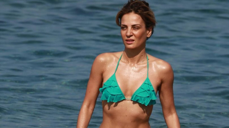 Δήμητρα Ματσούκα: Βουτιές με καυτό μπικίνι στη Βουλιαγμένη