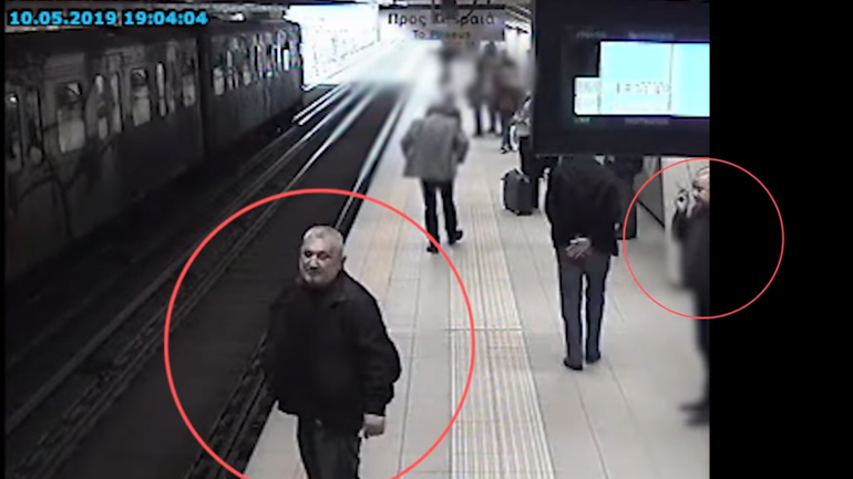 Έτσι οι πορτοφολάδες «ξάφριζαν» τα πορτοφόλια επιβατών: Το βίντεο της ΕΛΑΣ