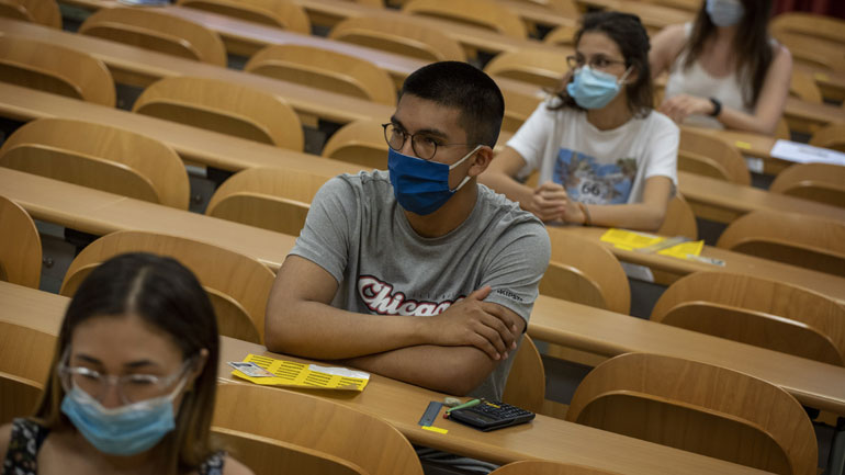 Ισπανία: Η Καταλονία καθιστά υποχρεωτική τη χρήση της μάσκας παντού