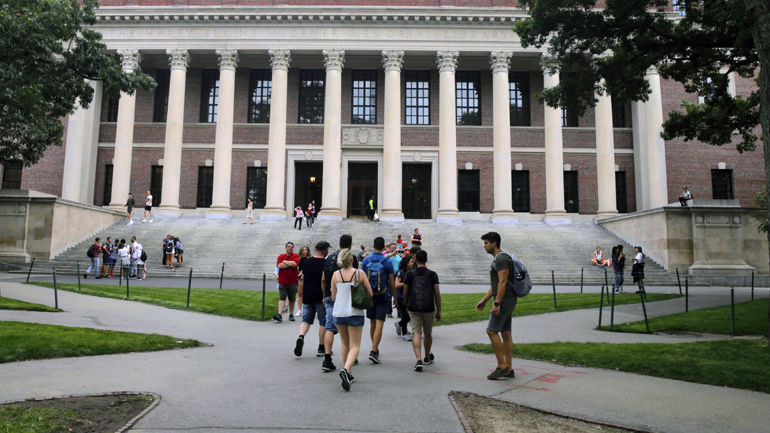 Μπλόκο από Χάρβαρντ και MIT στην απόφαση Τραμπ για ανάκληση της visa ξένων φοιτητών