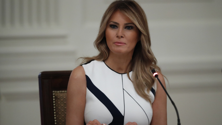 Σλοβενία: Άγνωστοι πυρπόλησαν ξυλόγλυπτο άγαλμα της Μελάνια Τραμπ