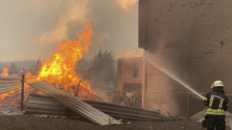 Τουλάχιστον πέντε νεκροί από την πυρκαγιά στην ανατολική Ουκρανία