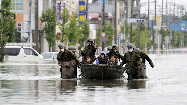 Ιαπωνία: Χιλιάδες νοικοκυριά παραμένουν αποκομμένα εξαιτίας των πλημμυρών