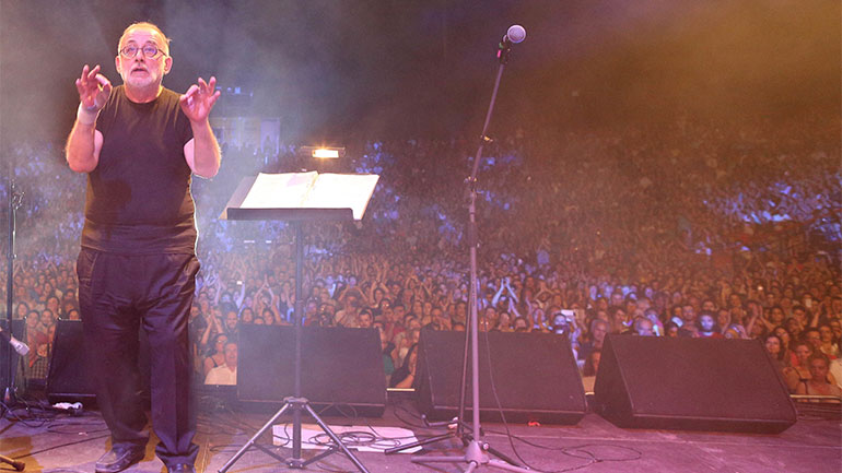 «Τους προβολείς στήσε»: Συναυλία – αφιέρωμα στον Θάνο Μικρούτσικο στο Ηρώδειο