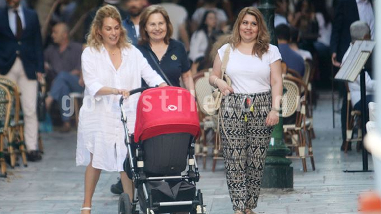 Tζένη Μπότση: Βόλτα στο κέντρο της Αθήνας με τη μητέρα της και την κόρη της