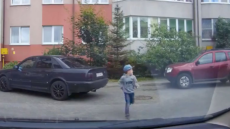 Ένα παιδί διασχίζει έναν δρόμο χωρίς να κοιτάξει σωστά