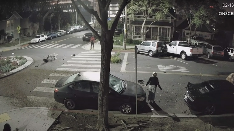 Αυτοκίνητο απογειώνεται σε κυκλικό κόμβο