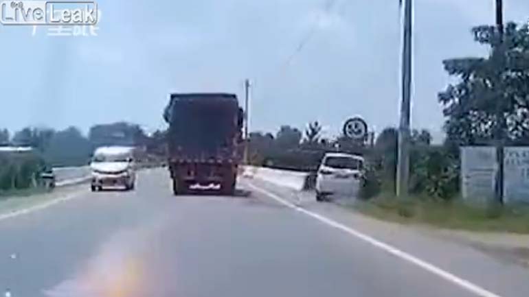 Τον πέταξε επίτηδες εκτός δρόμου!