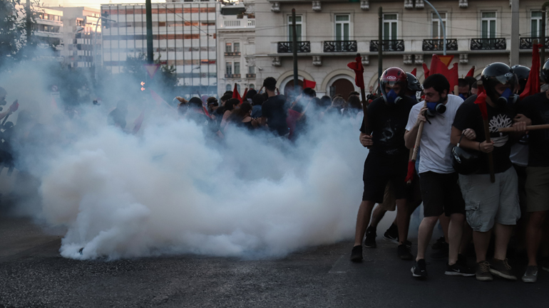 Συνολικά 9 συλλήψεις, 6 προσαγωγές και 6 τραυματίες αστυνομικοί στα επεισόδια έξω από τη Βουλή