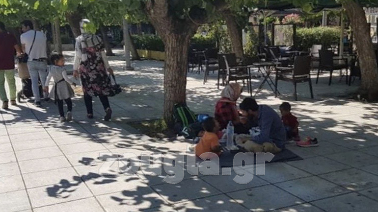 Ο Δήμος Αθηναίων αφαίρεσε τα παγκάκια από την πλατεία Βικτωρίας όπου συγκεντρώνονται μετανάστες
