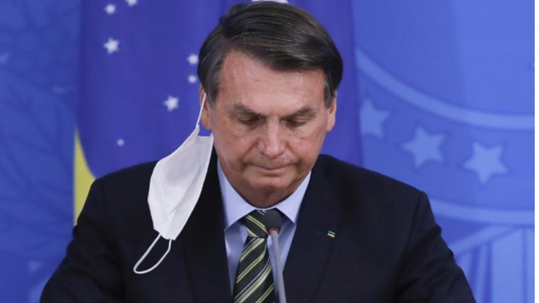 Βραζιλία: Δημοσιογράφοι μηνύουν τον Μπολσονάρου γιατί έβγαλε τη μάσκα σε συνέντευξη Τύπου!
