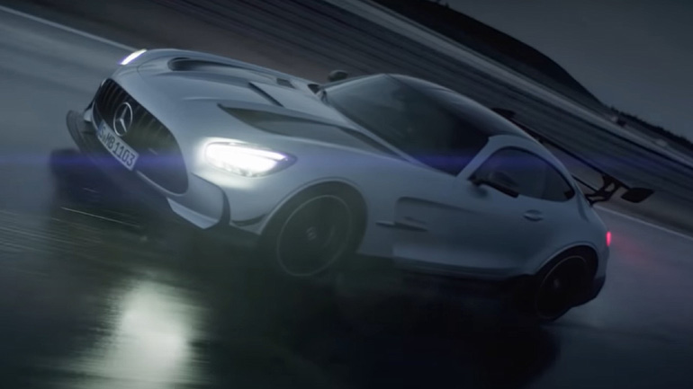 Το «θηρίο» της Mercedes βγήκε στους δρόμους