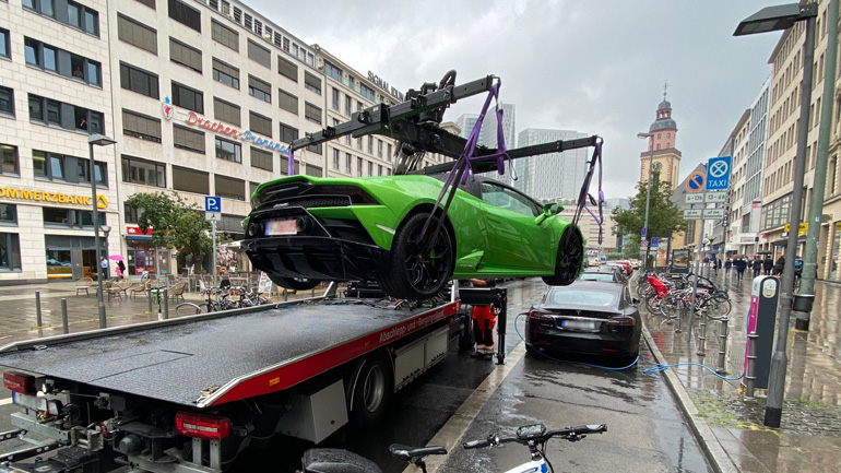 Πάρκαρε σε θέση για ηλεκτρικά και το σήκωσαν με γερανό!