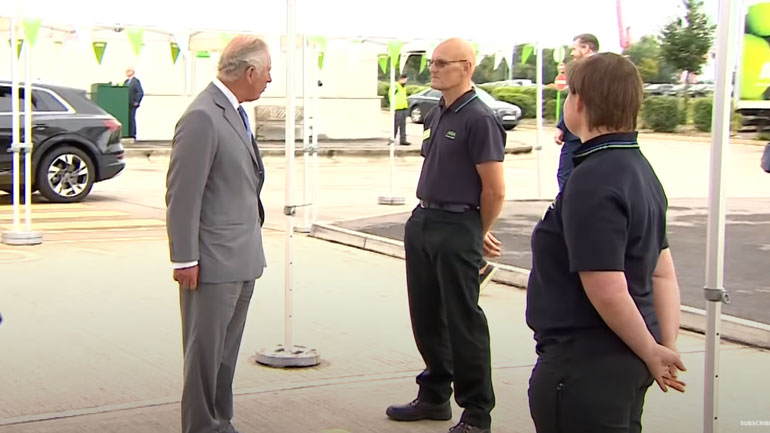 Υπάλληλος σούπερ μάρκετ λιποθύμησε μπροστά στον πρίγκιπα Κάρολο