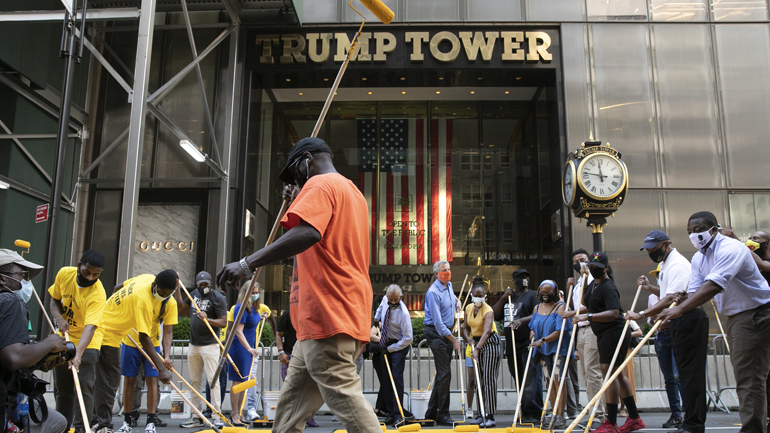 Μπροστά από τον Πύργο Τραμπ έβαψαν το σύνθημα «Black Lives Matter»