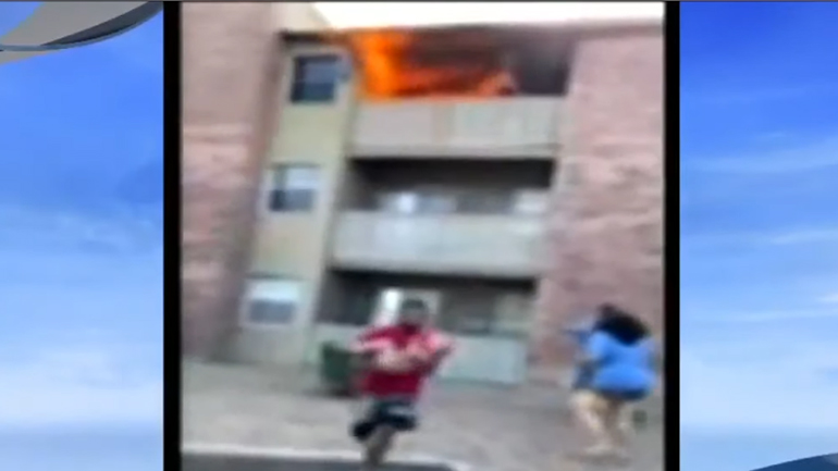 Δραματική διάσωση παιδιού από φλεγόμενο διαμέρισμα: Το πέταξε από το μπαλκόνι η μητέρα του