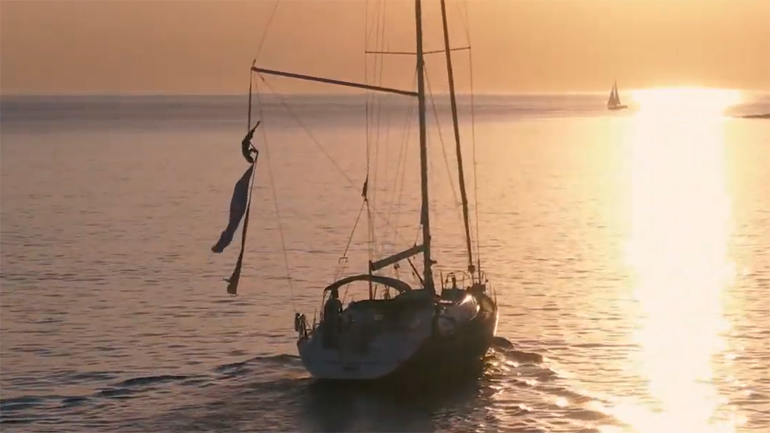 Η Κατερίνα Σολδάτου χορεύει στο κυκλαδίτικο ηλιοβασίλεμα «πετώντας» από τα πανιά ιστιοπλοϊκού