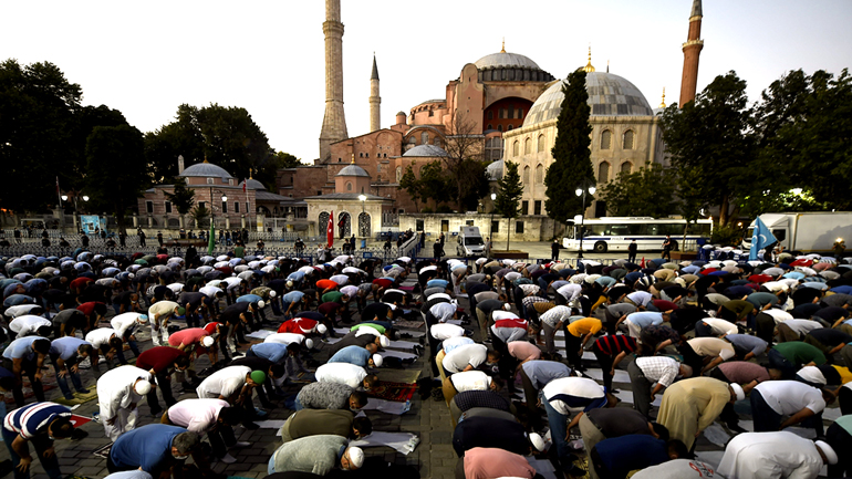 Στρώνουν χαλιά στην Αγία Σοφία
