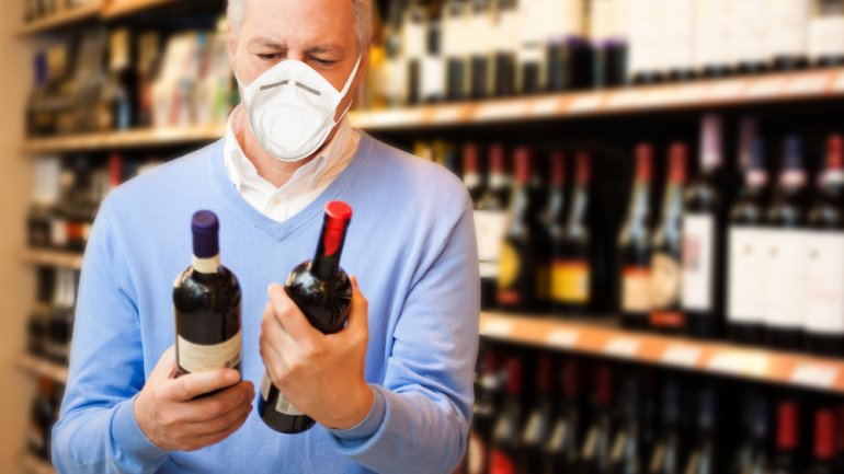 Το αλκοόλ κάνει τη νόσο COVID-19 πιο απειλητική