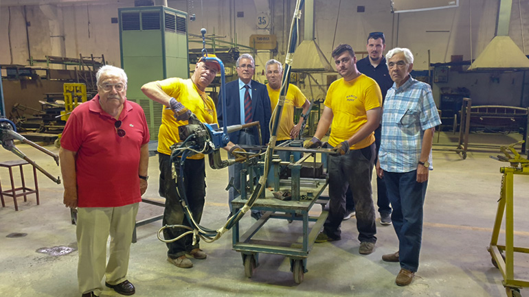 Στη φωτογραφία από αριστερά, Πέτρος Κοντογούρης, Κοσμάς Παπαβασιλείου, Νικόλαος Ρούσσης, Πέτρος Σερόλι, Σεραφείμ Παπαβασιλείου, Ηλίας Πετίδης και Νίκος Κοντογούρης.