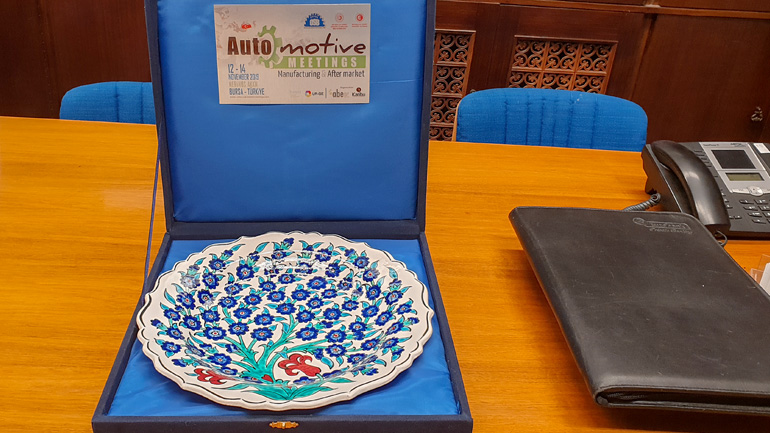 Τιμητική πλακέτα του 2019 που παρέδωσαν οι Τούρκοι στα στελέχη της Namco. Μην ξεχνάτε πως στη γειτονική χώρα λειτουργούν δεκάδες εργοστάσια παραγωγής οχημάτων. Με λίγα λόγια, οι Τούρκοι αναγνωρίζουν την ελληνική προσπάθεια και οι Έλληνες όπως φαίνεται… όχι!