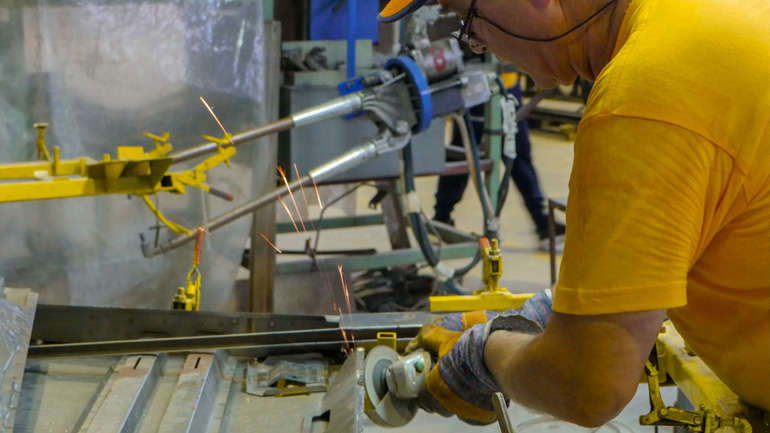 Στο εργοστάσιο σήμερα γίνονται εργασίες που αφορούν στην κατασκευή πρωτοτύπων, αλλά και σε ανακατασκευές...