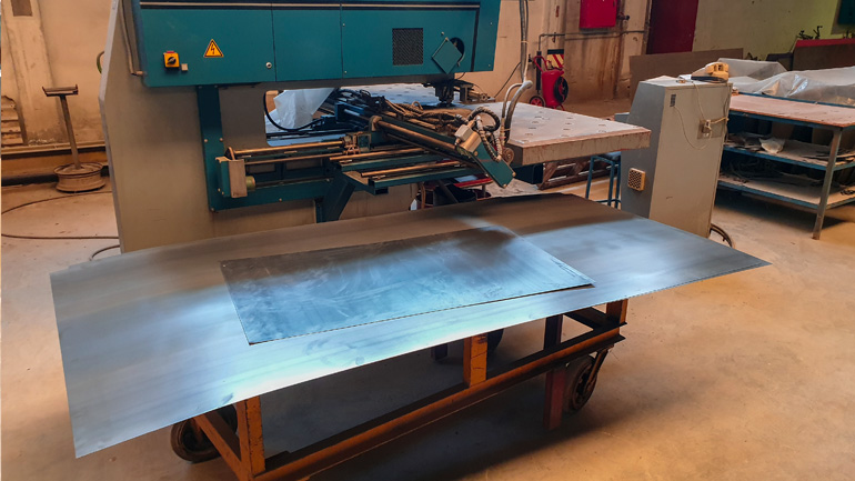 Από αυτή τη λαμαρίνα θα δημιουργείται ένα αυτοκίνητο...