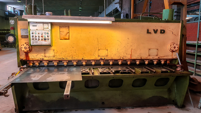 Εδώ κόβεται η λαμαρίνα...